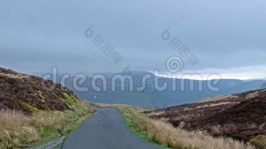 威尔士斯诺多尼亚国家公园威尔士山区典型的单道公路